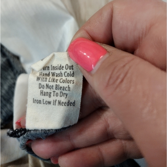 Flower & Feather color block shirt with keyhole back - Picture 7 of 10